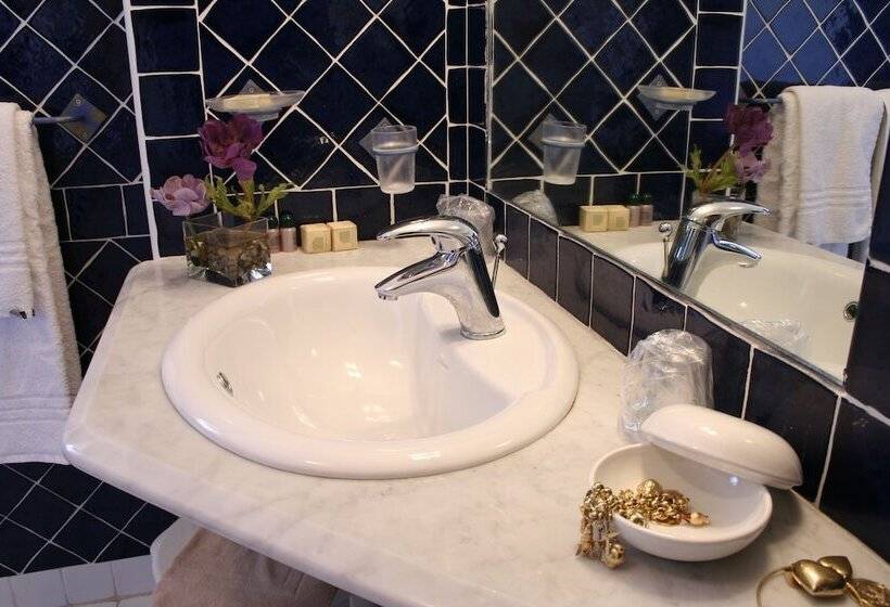 标准三人间, Marini