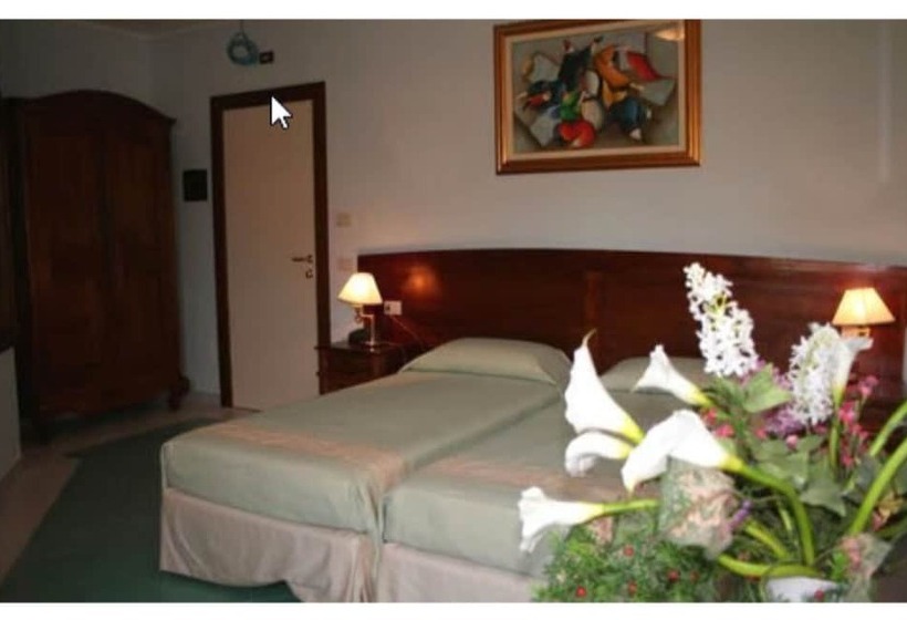 标准三人间, Marini