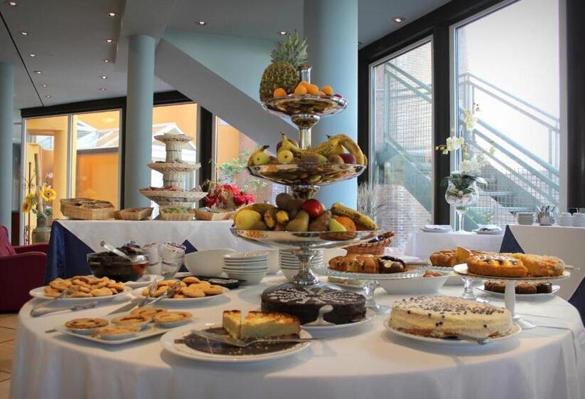 标准三人间, Marini