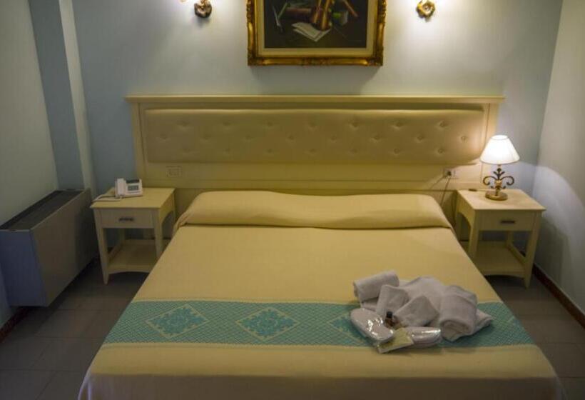 标准三人间, Marini