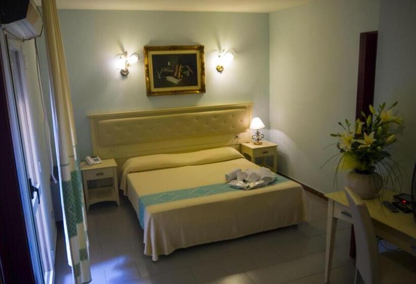 标准三人间, Marini