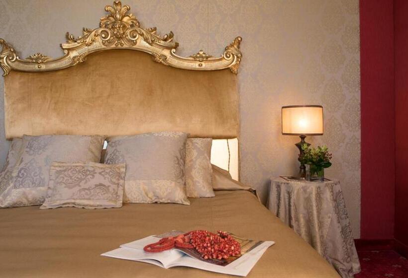 سوییت جونیور با چشم‌انداز دریاچه, Metropole Venezia