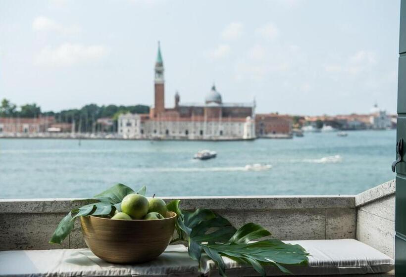 سوییت جونیور با چشم‌انداز دریاچه, Metropole Venezia