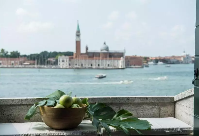 سوییت جونیور با چشم‌انداز دریاچه, Metropole Venezia