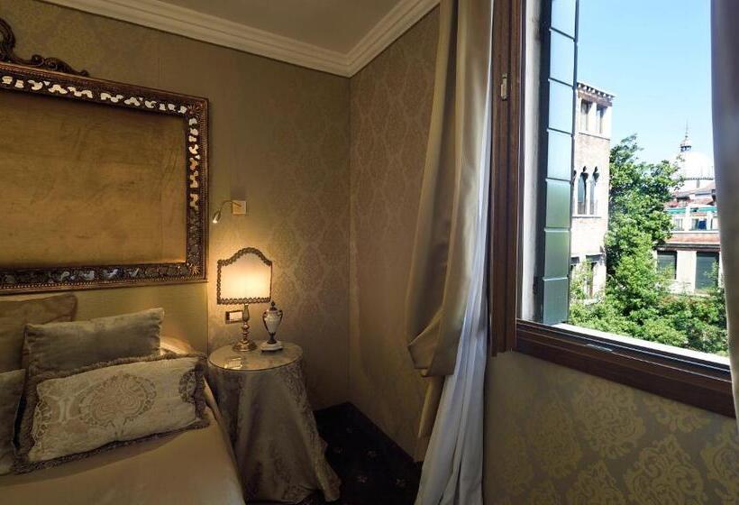 سوئیت جونیور با چشم‌انداز باغ, Metropole Venezia