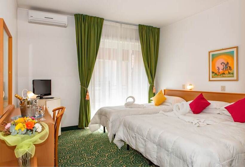 プールの見えるスタンダードトリプルルーム, Principe