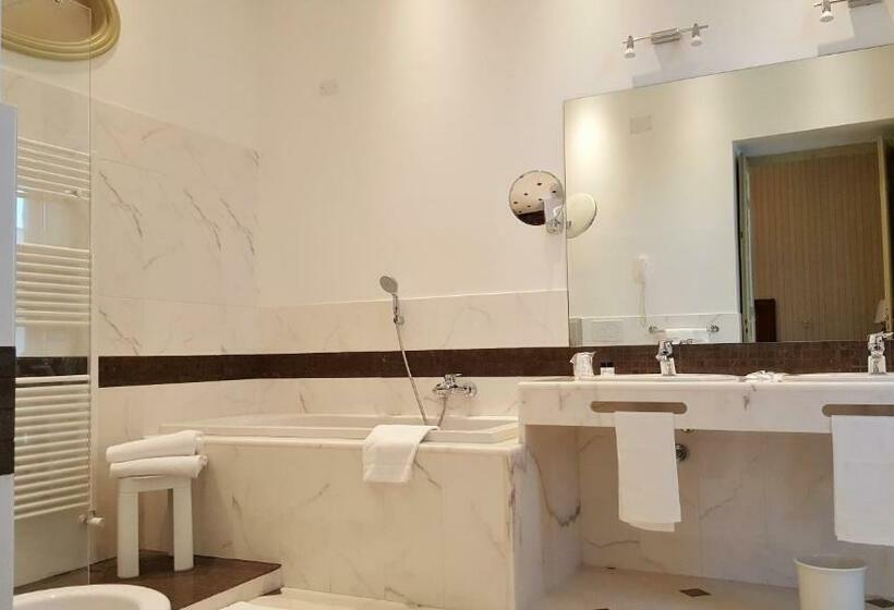 جناح, Roma E Rocca Cavour