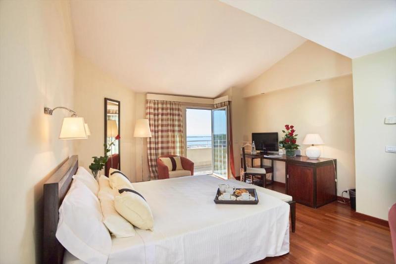 豪华房间, Sina Astor