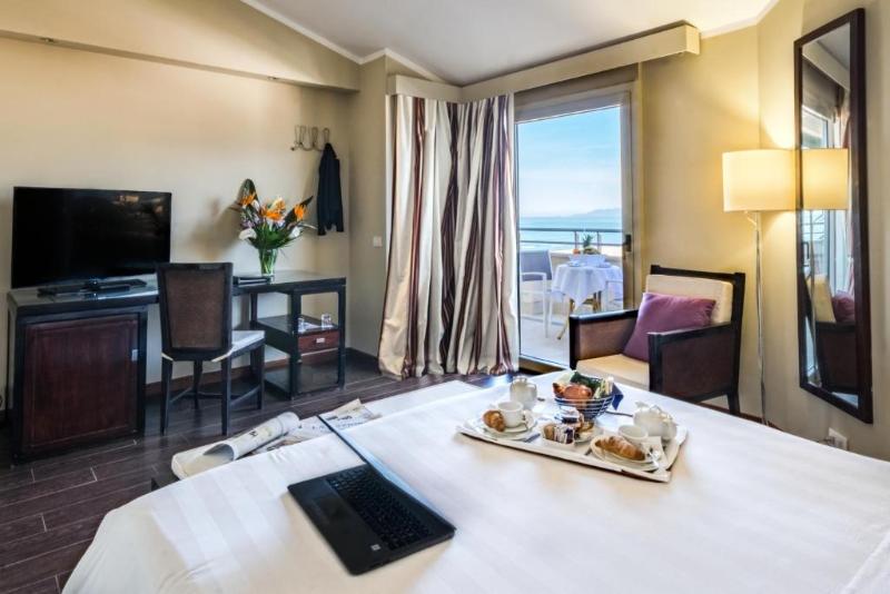 豪华房间, Sina Astor