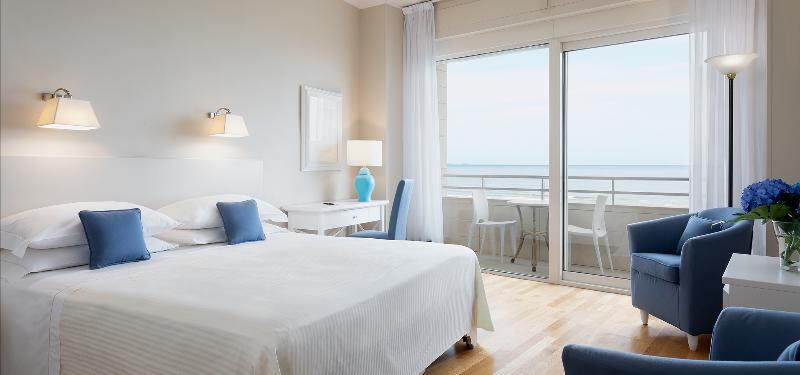 豪华房间, Sina Astor