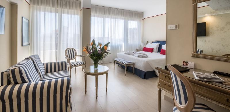 小型套房, Sina Astor