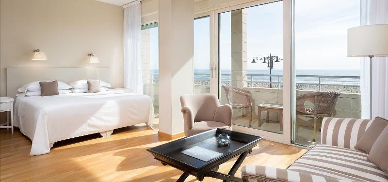 豪华房间, Sina Astor