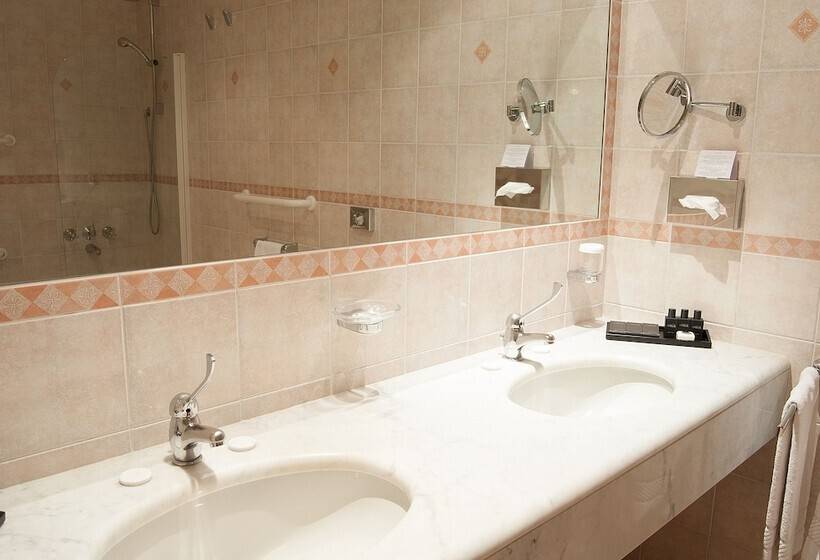 小型套房, Sina Astor