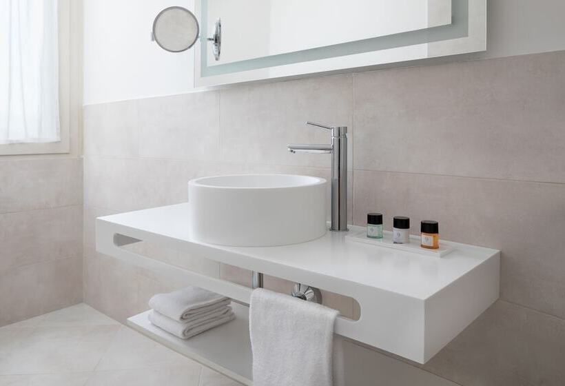 经典单人间, Sina Astor