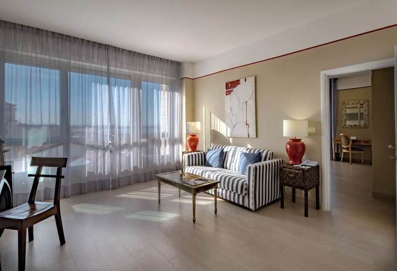 带海景的复工套房, Sina Astor