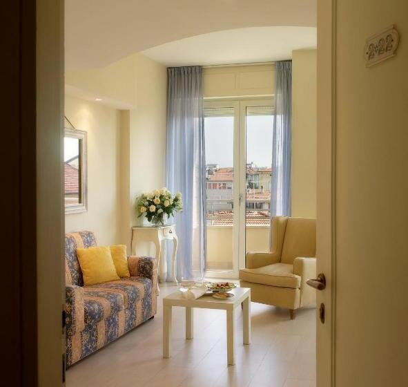 小型套房, Sina Astor