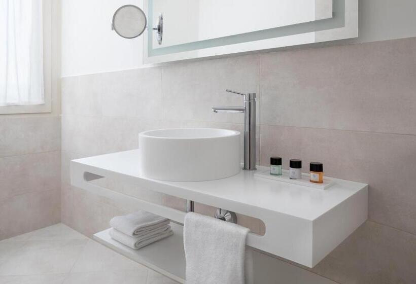 高级大房间, Sina Astor