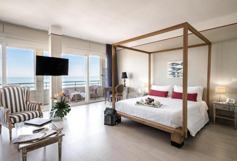 小型套房带阳台, Sina Astor