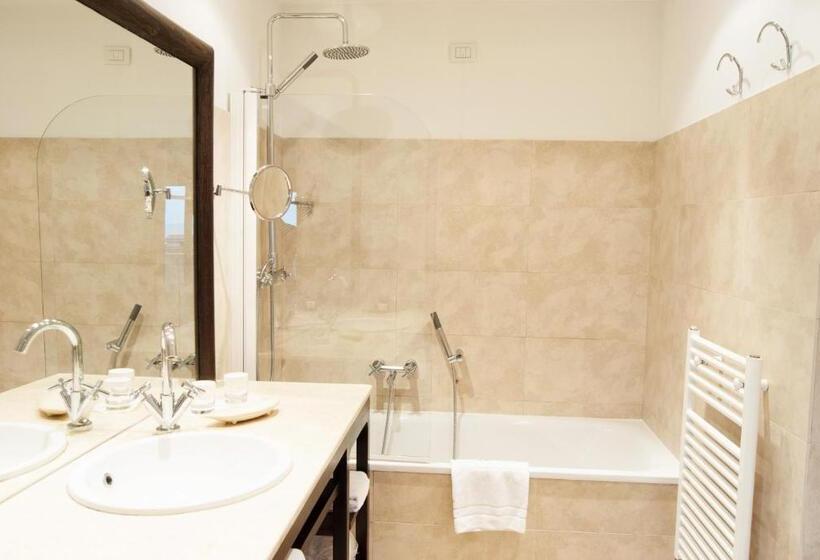 带海景的复工套房, Sina Astor