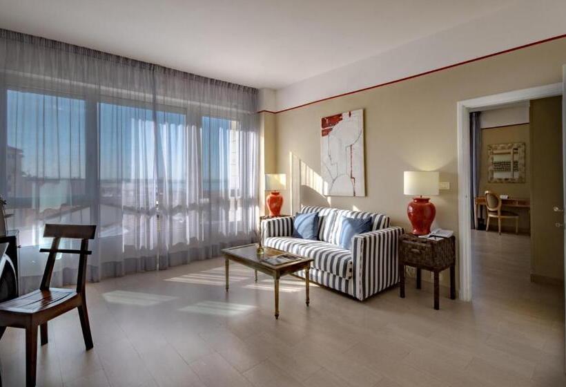 带海景的复工套房, Sina Astor