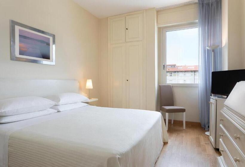 基本间, Sina Astor