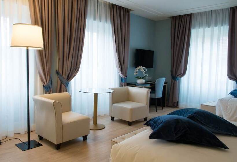 Camera Quadrupla Standard, Turin Palace