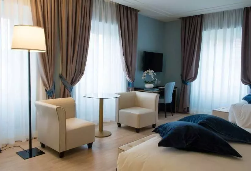 اتاق استاندارد چهار تخته, Turin Palace