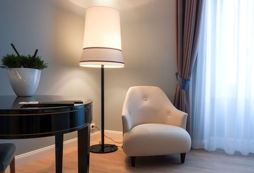 Camera Standard, Turin Palace