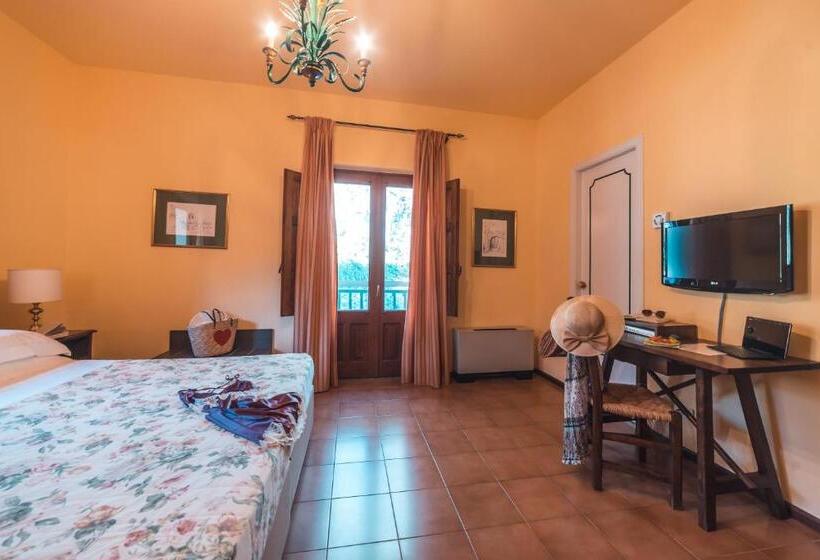 Семейный Номер Вид на Сад, Villa Sirina