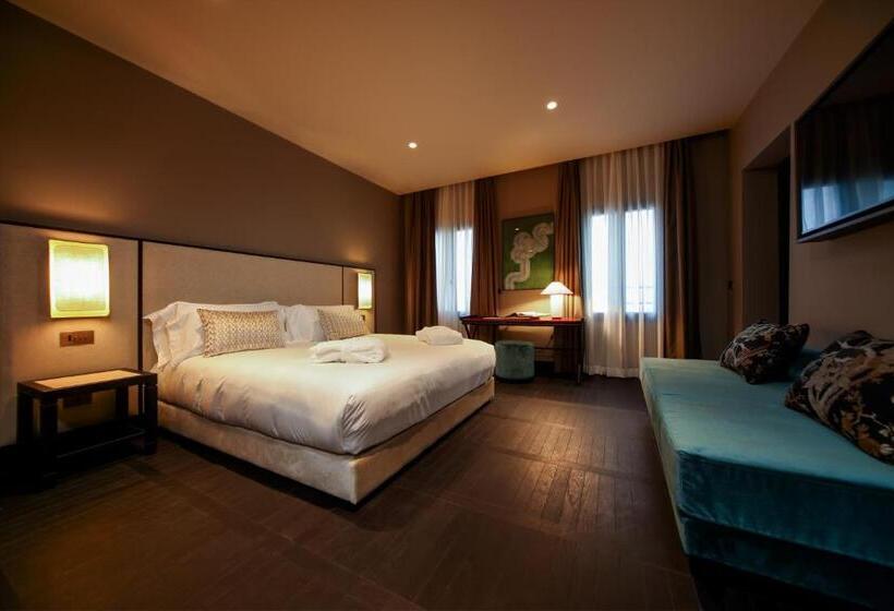 غرفة إدارية ثلاثية, U-Visionary Venezia Hotel