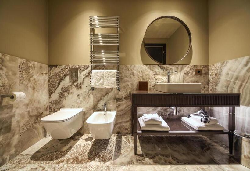 غرفة إدارية ثلاثية, U-Visionary Venezia Hotel