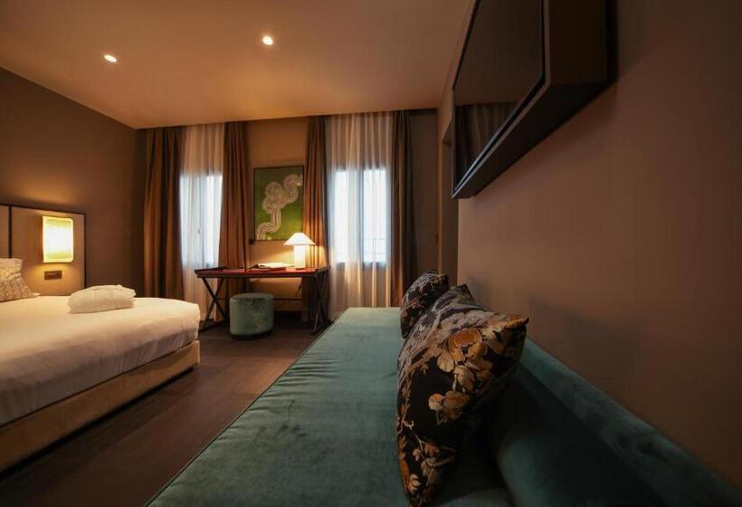 غرفة إدارية ثلاثية, U-Visionary Venezia Hotel