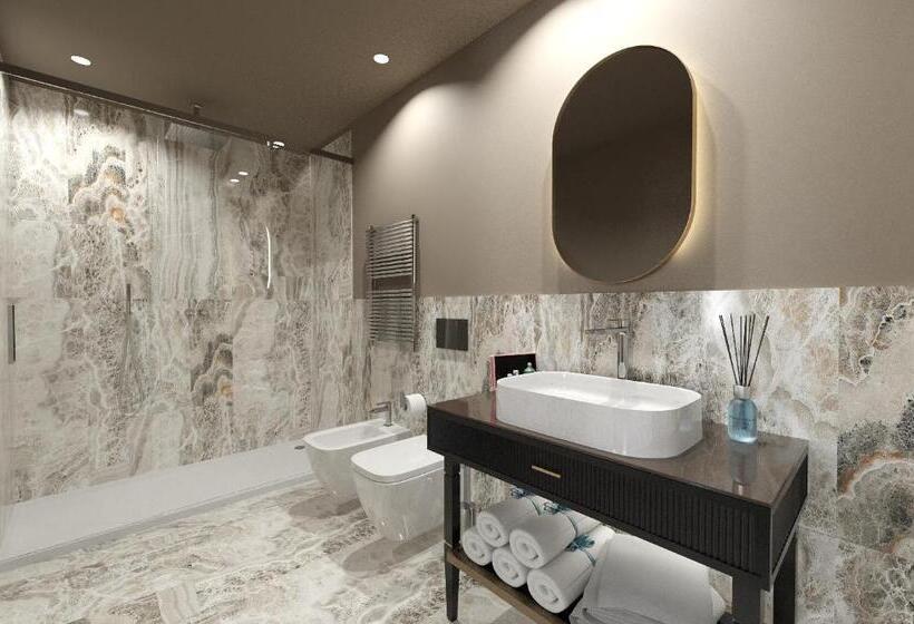 جناح جونيور, U-Visionary Venezia Hotel