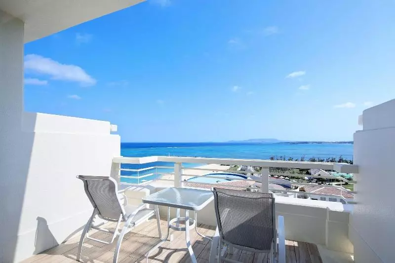 キングサイズベッドのスタンダードルーム, Sheraton Okinawa Sunmarina Resort
