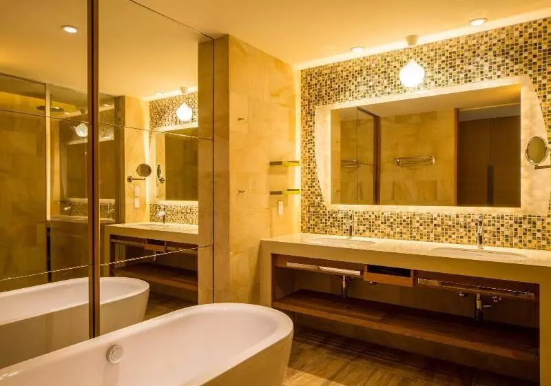 オーシャンビューのプレミアムルーム。, Sheraton Okinawa Sunmarina Resort