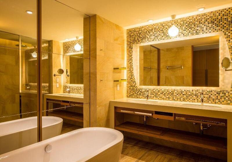 Номер Премиум, Sheraton Okinawa Sunmarina Resort