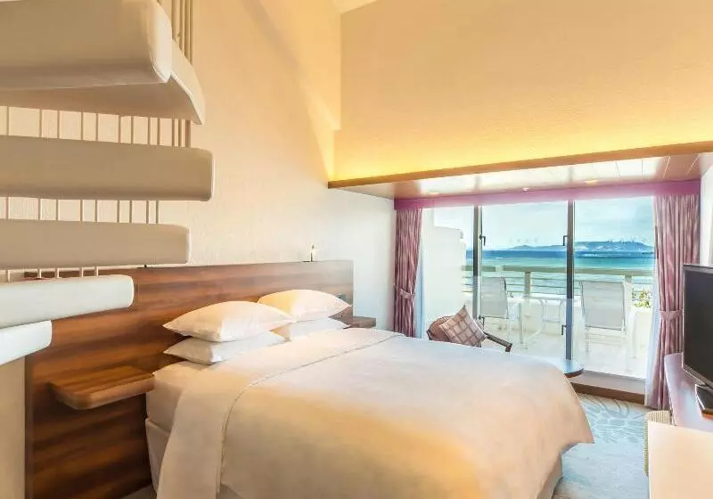 キングサイズベッドのスタンダードルーム, Sheraton Okinawa Sunmarina Resort