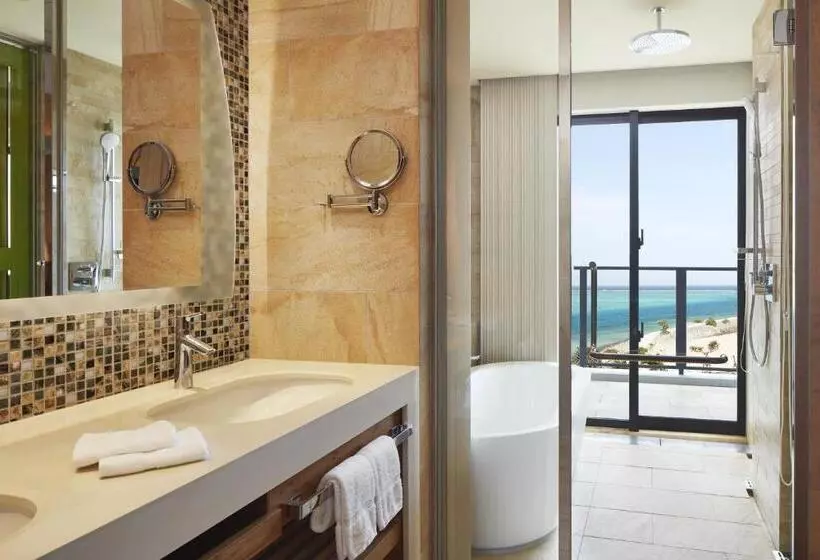 オーシャンビューのプレミアムルーム。, Sheraton Okinawa Sunmarina Resort