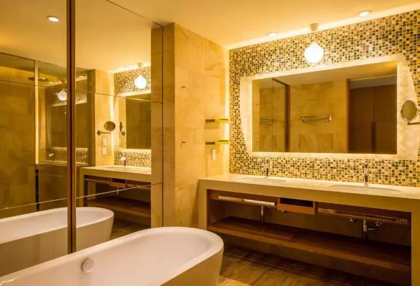 オーシャンビューのプレミアムルーム。, Sheraton Okinawa Sunmarina Resort