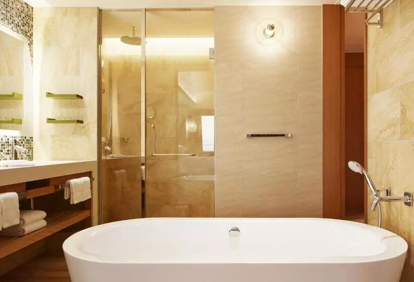 オーシャンビューのプレミアムルーム。, Sheraton Okinawa Sunmarina Resort