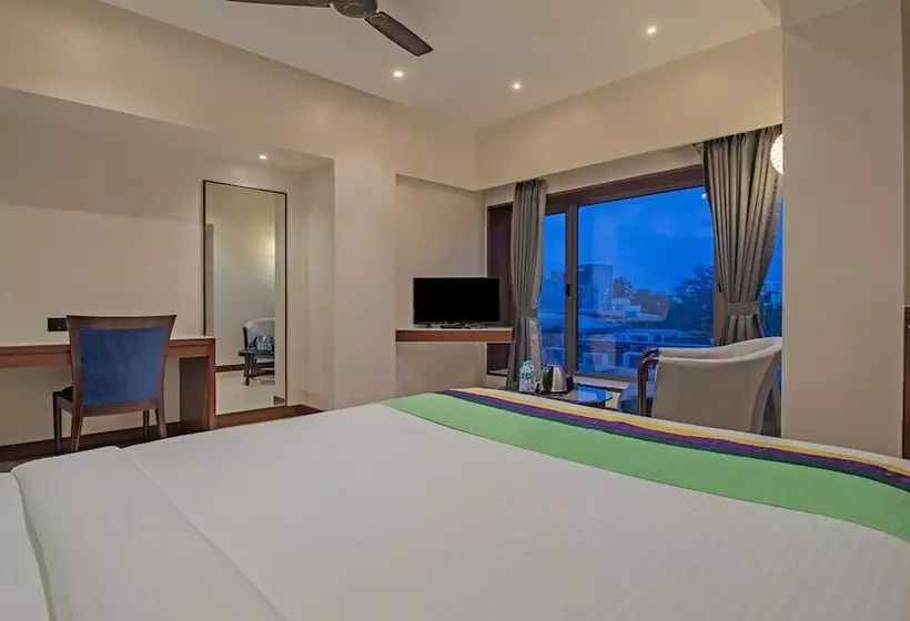 デラックスルーム, Treebo Regency   Bund Garden, Dhole Patil Road