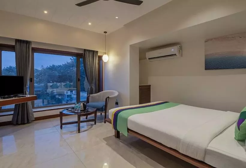 デラックスルーム, Treebo Regency   Bund Garden, Dhole Patil Road