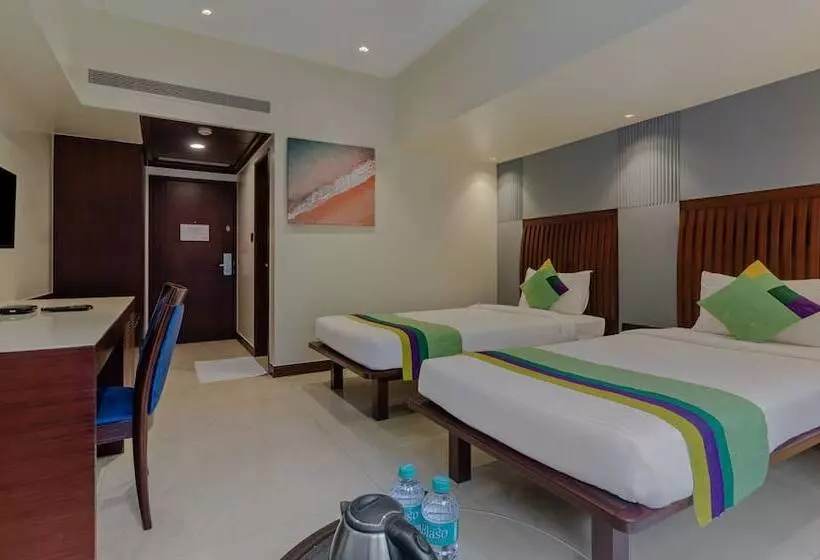 デラックスルーム, Treebo Regency   Bund Garden, Dhole Patil Road
