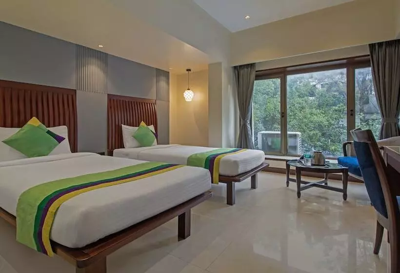 デラックスルーム, Treebo Regency   Bund Garden, Dhole Patil Road