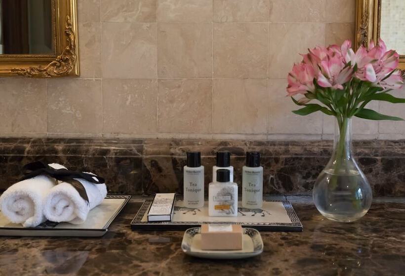 디럭스 룸, Fairmont Mount Kenya Safari Club