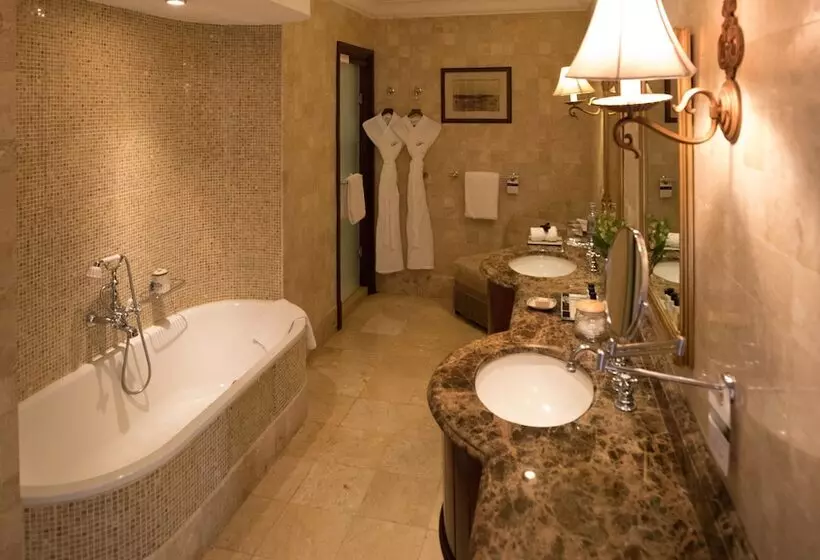 اتاق لوکس, Fairmont Mount Kenya Safari Club
