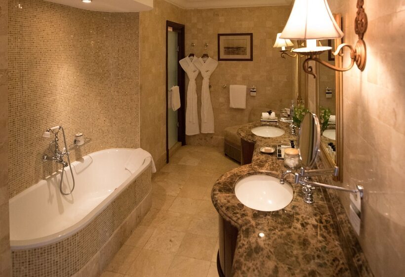 스위트, Fairmont Mount Kenya Safari Club