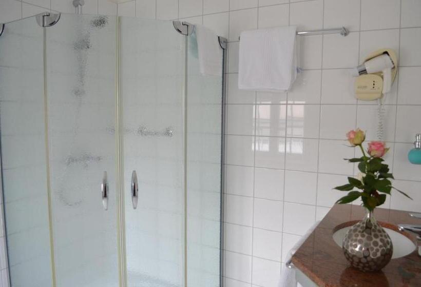 اتاق استاندارد سه نفره, Kinnen