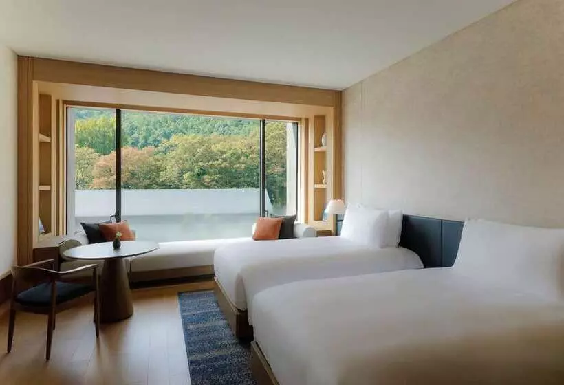 Deluxe Room Mountain View, Millennium Hilton Seoul
