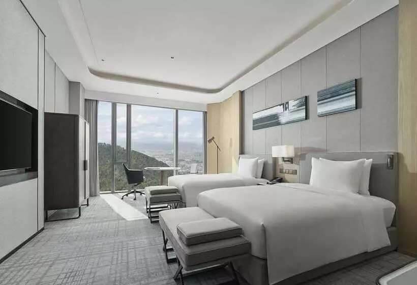 Deluxe Room Mountain View, Millennium Hilton Seoul